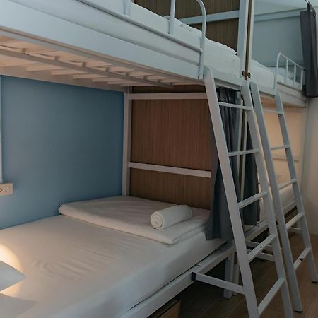 Ease Hostel Bangkok Exterior photo
